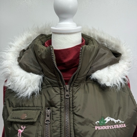 Pennsylvania Embroidered Olive Green Faux Fur Trim Puffer Vest Size Medium - Picture 7 of 12